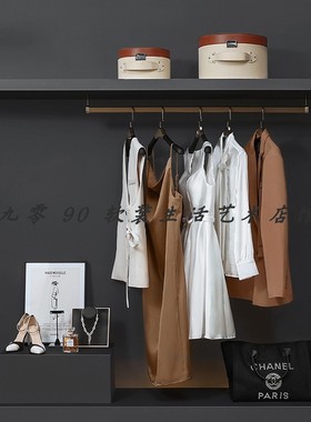 卡其样板房衣帽间摆件衣服西装外套衣柜装饰品画吊带香水马甲摆件