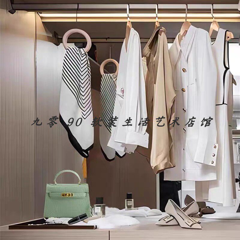 现代轻奢样板间女士卧室奶油风衣装饰摆件