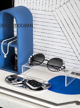 样板房梳妆台软装摆件组合蓝色主题皮革金属托盘车钥匙女士太阳镜