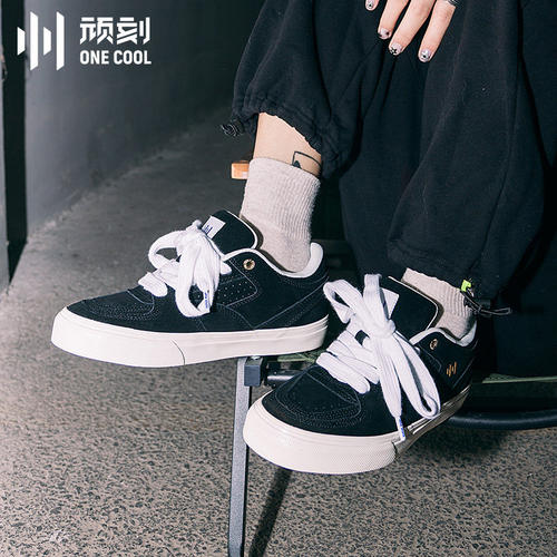 顽刻黑色明暗线翻毛皮拼接滑板鞋