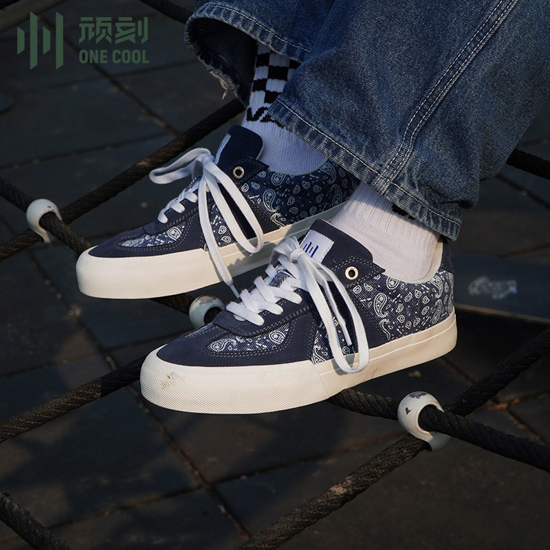 顽刻防滑翻毛皮休闲低帮滑板鞋