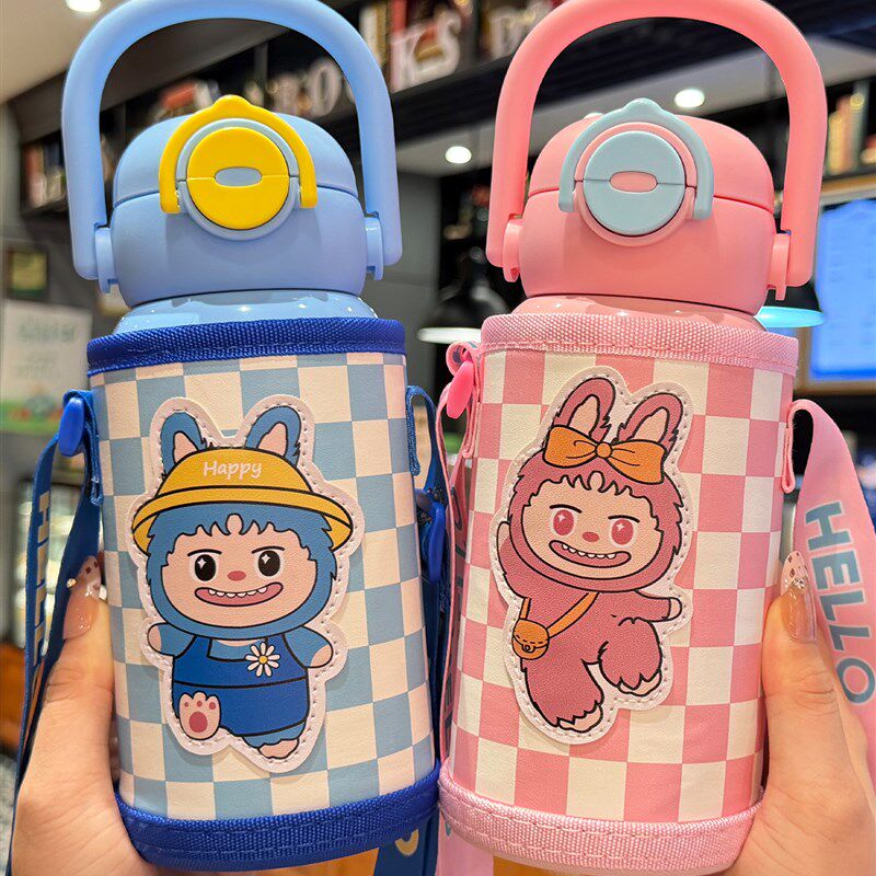 儿童保温杯2025新款男孩上学专用吸管杯带杯套防摔学生幼儿园水壶