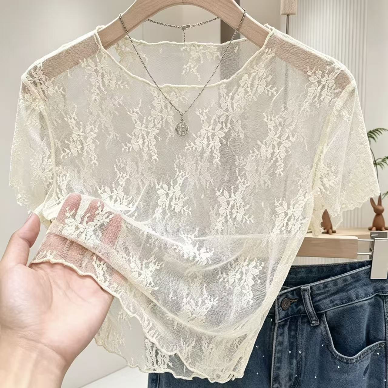 杏色减龄蕾丝短袖镂空提花上衣女