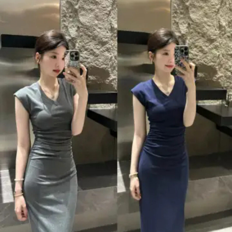 夏季V领收腰御姐风连衣裙女设计感褶皱显瘦修身法式小众包臀长裙