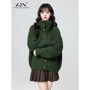 绿色高领毛衣外套女2025冬冬新款牛角扣宽松加厚立领针织开衫上衣