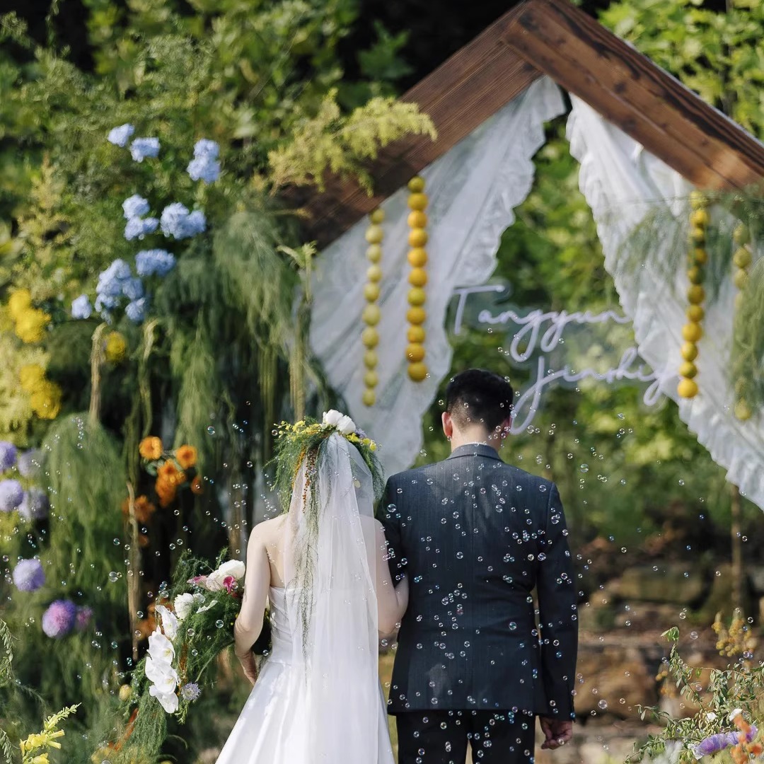 森系野生感绿植花艺婚礼森系拱门绿色婚礼自然系草丛花艺梦幻森林