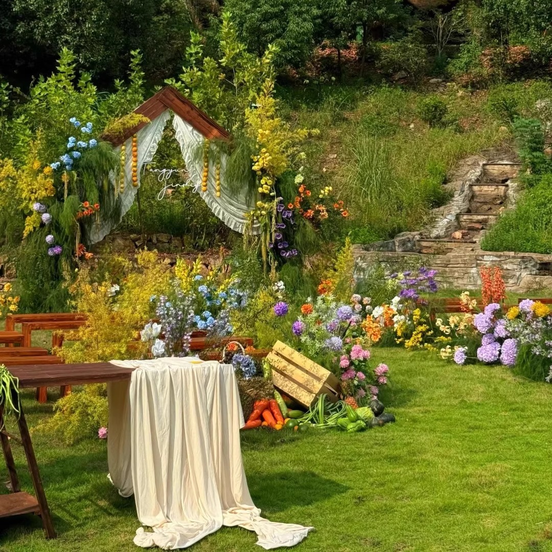 自然系绿色婚礼草丛花艺梦幻森林森系野生感绿植花艺婚礼森系拱门