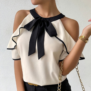 蝴蝶结领口性感露肩上衣 A bow-neckline off-the-shoulder top