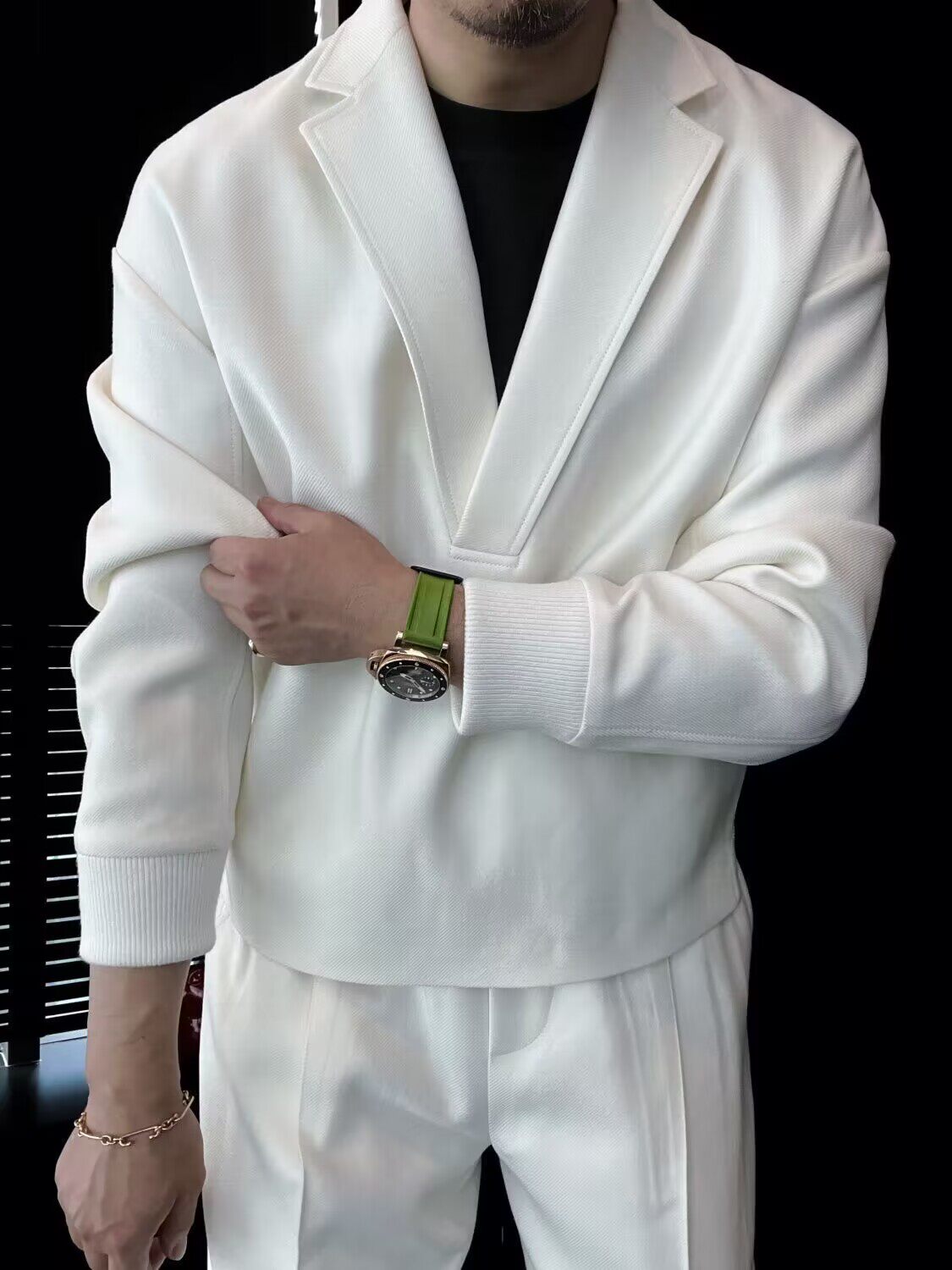 남성 캐주얼 정장 2024 가을 신상품 심플 하이엔드 솔리드 컬러 브이넥 라이트 성숙한 스타일 투피스 트렌디 세트