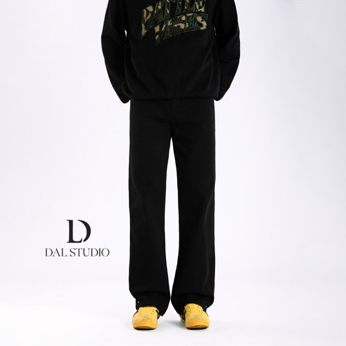 纯黑色窄版直筒牛仔裤