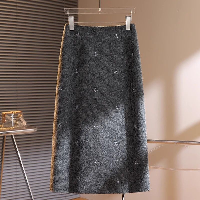 超好看羊毛半身裙女冬季2025新款蝴蝶结刺绣毛呢a字直筒包臀裙子