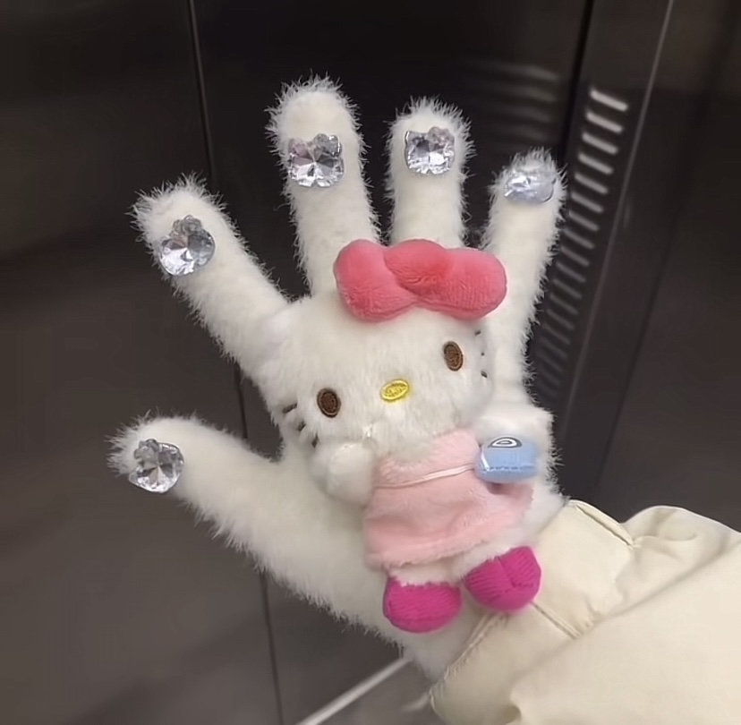 kt猫手套冬季保暖加厚水钻可爱凯蒂猫骑行滑雪手套送闺蜜女友礼物