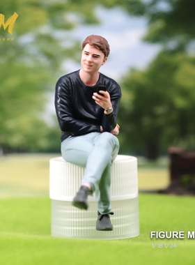 VM 1/24/18坐着看手机的男人精涂微缩场景模型搭配手工涂装小人偶