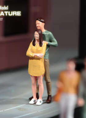 VM1/87/64/43扶肩站立情侣微缩场景微拍摄影车模型搭配手办小人偶