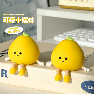 可爱桌面小摆件2025新款高颜值吊脚娃娃女生卧室办公室治愈装饰品