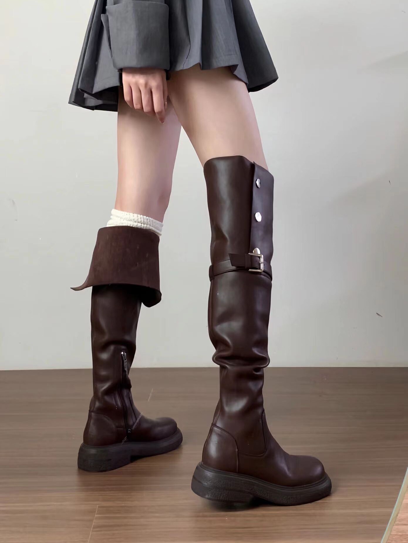 여성용 두꺼운 밑창 무릎 위 부츠 2024 가을 겨울 신상 투웨어 다목적  가죽 복고풍 두꺼운 굽 나이트 부츠 롱 부츠