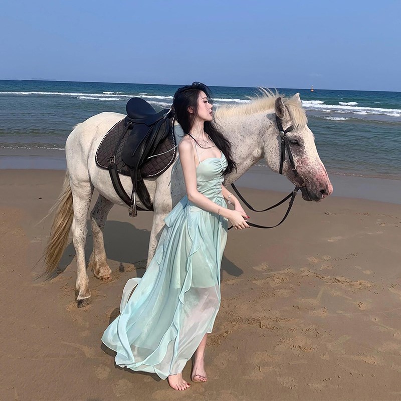 法式仙女度假风绿色挂脖吊带连衣裙女海边超仙氛围感纯欲露背长裙
