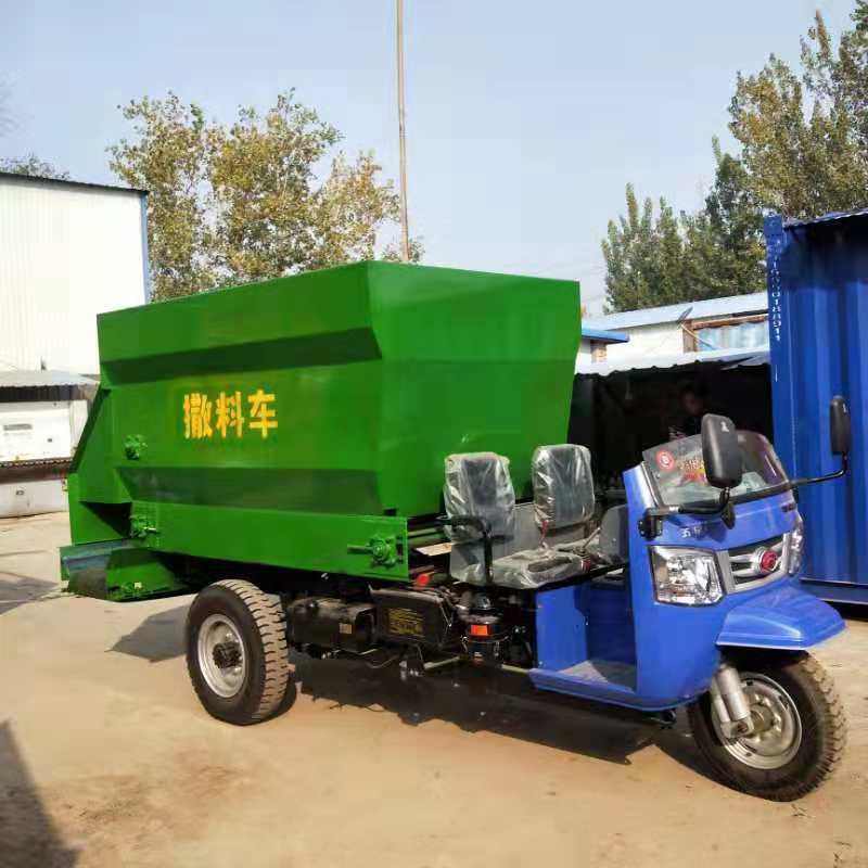 厂家直销青储饲料上料车 柴油机版牛羊喂料车 养殖场专用撒料车