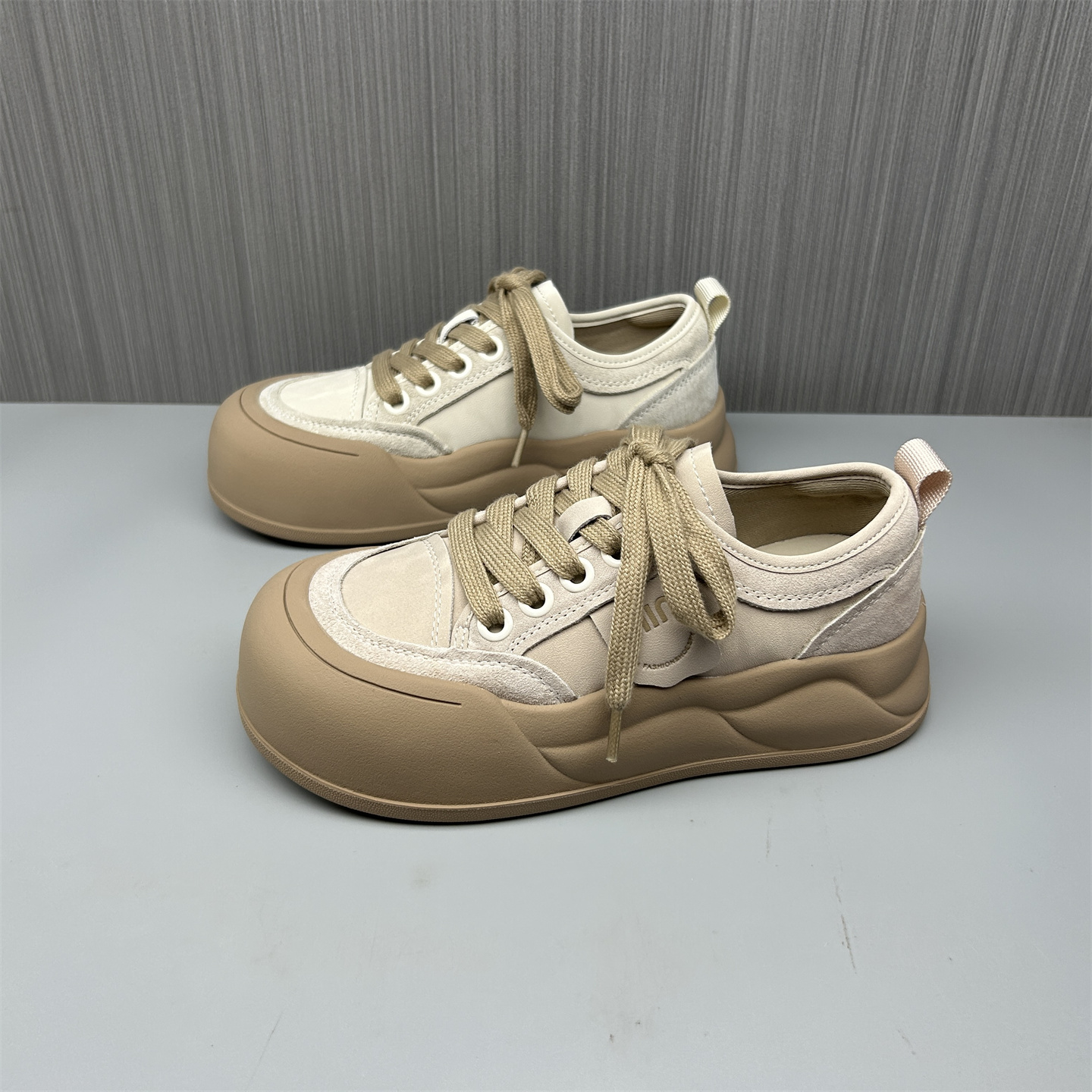 2025春秋款真皮女鞋百搭舒适圆头系带运动鞋低帮厚底浅口宽松板鞋