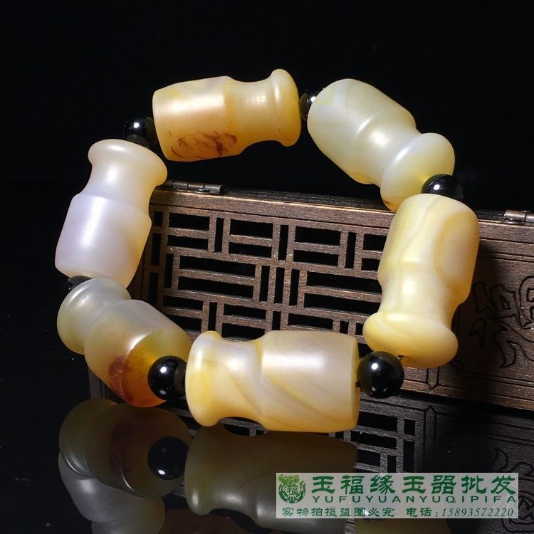 古玩手工雕刻形状俏色玉髓老玛瑙