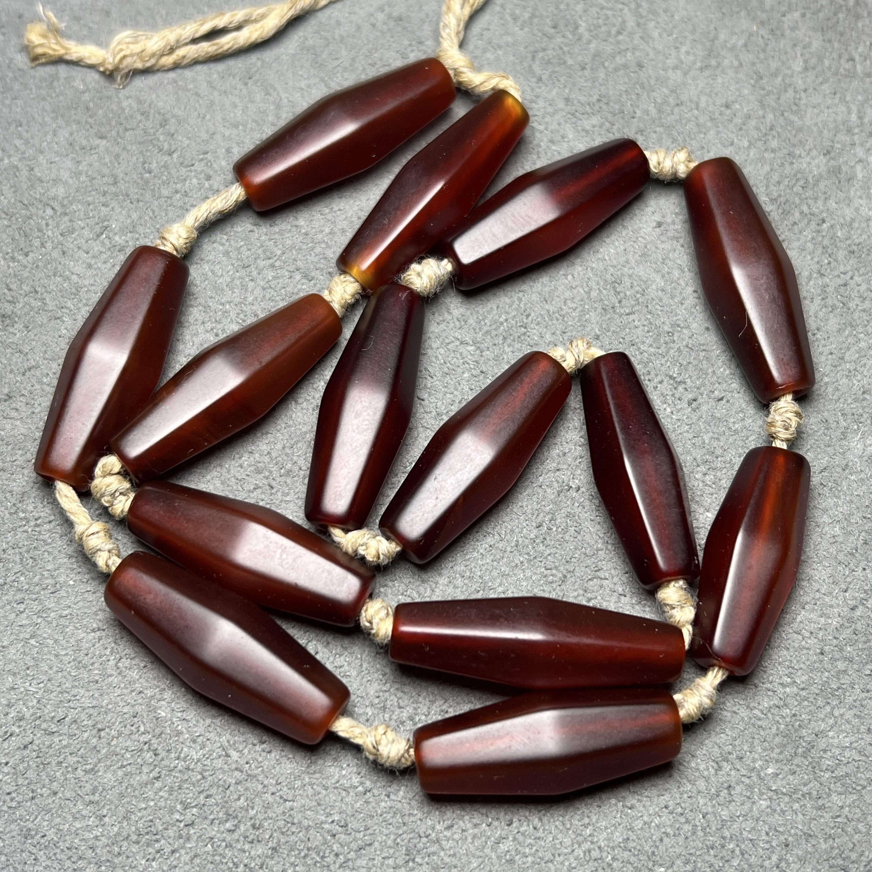 古玩老珠子辽金老酒红玛瑙天然六棱勒子天珠背云佛珠文玩珠串配饰