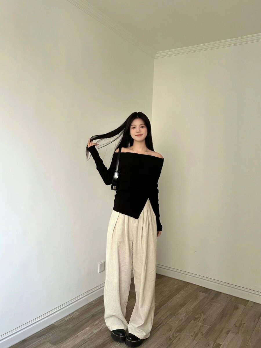 A SENSE OF LUXURY A STRAIGHT SHOULDER TOP A FAIRY CLAVICLE A SENSE OF DESIGN A NICHE SLIT LONG-SLEEVED KNITTED BASE LAYER AND AN INNER LAYER FOR AUTUMN AND WINTER