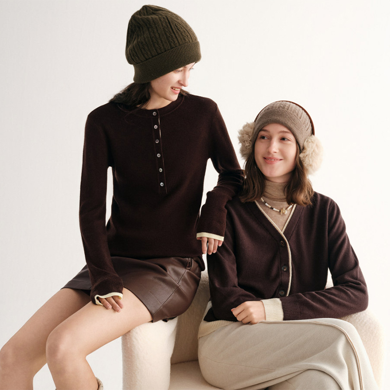 焦糖拿铁撞色拼接V领羊毛衫