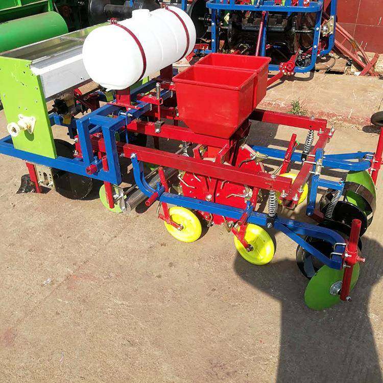 四轮拖拉机带4行花生膜上精播机可加喷药滴灌铺膜施肥一体机