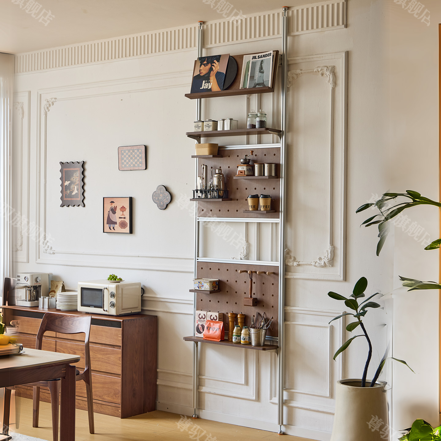 洞洞板置物架顶天立地式铝型材免打孔隔板门后客厅收纳展示陈列架