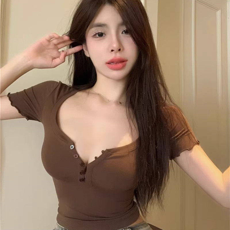 2025爆款美式小心机短袖短款上衣女夏季辣妹性感低胸t恤内搭打底