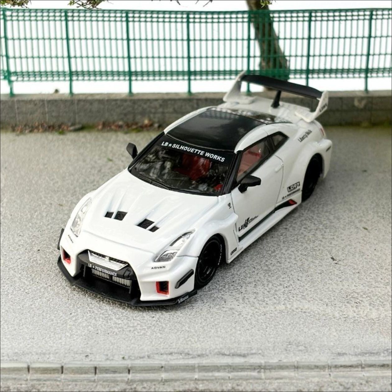 CM尼桑Nissan35GTRR白色碳顶LBWK1:64小比例合金静态汽车模型
