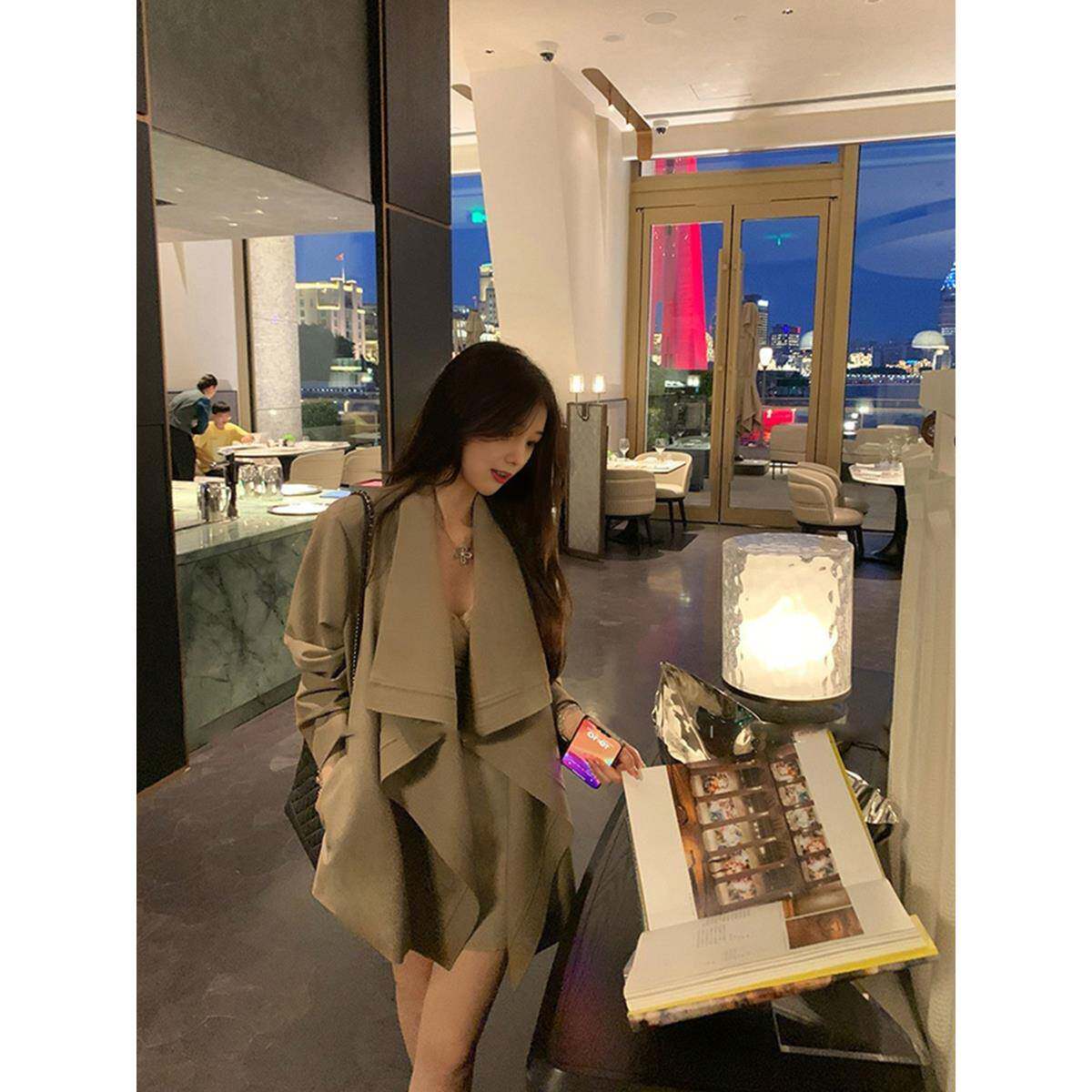 卡其色气质短款风衣女2025秋季新款宽松翻领系带小个子高级感外套