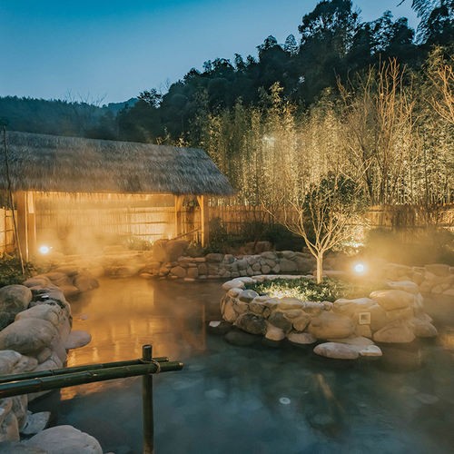 【依竹傍湖】酒店藏身于青山秀水中，与山谷竹林融为一体，宁静安逸 【套餐可享】别墅2晚含早，多房型可选 【丰富权益】欢迎水果+迷你吧+旅拍+丰富活动项目体验 【元旦入住】元旦假期入住，花呗囤货，不约可退