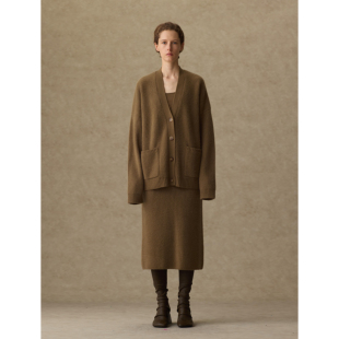 1436 x UMA WANG 山羊绒棕驼色粗纺V领双畦缩绒针织秋冬系扣开衫