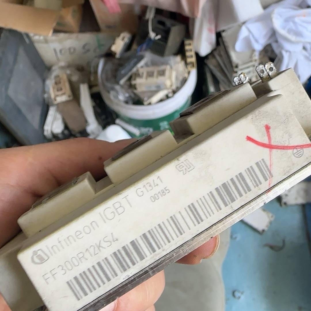 英飞凌FF300R12KS4 坏一边议价 也可为维修!!
