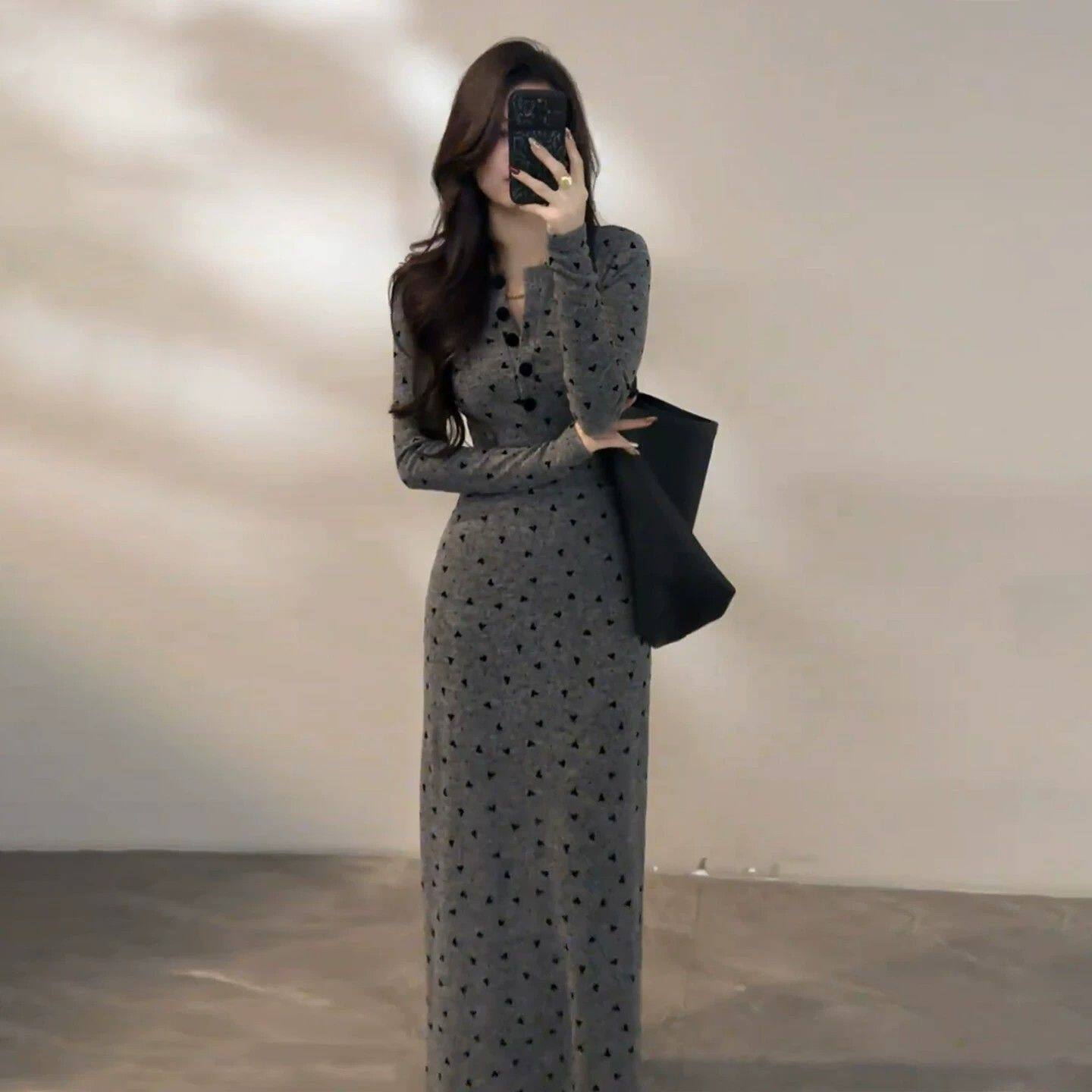 灰色V领连衣裙女2026秋季名媛风性感包臀鱼尾裙子长款