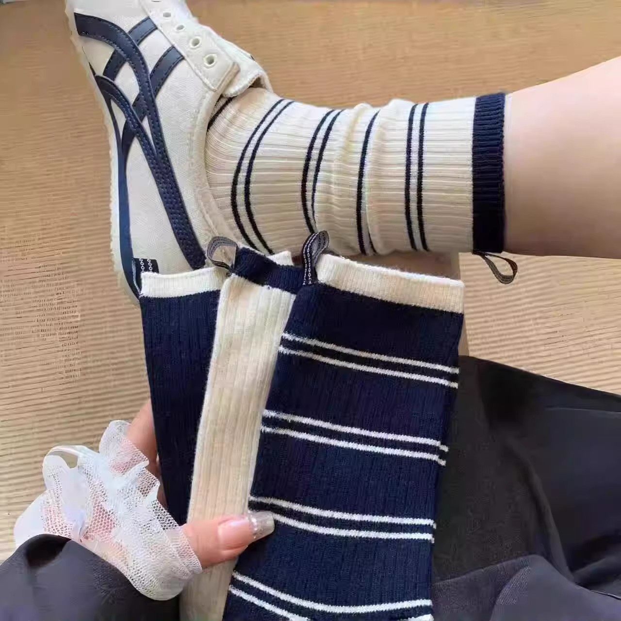 LALATU蓝白条纹中筒袜子女秋季