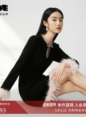 LIME莱茵轻奢优雅连衣裙黑色2024新款钻饰领口镂空设计拼接羽毛裙