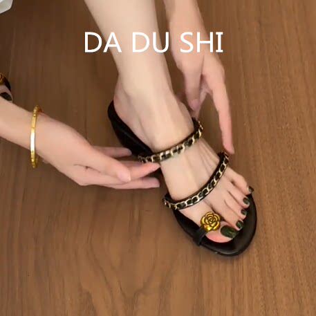 羊皮版~小香风链条黑色凉鞋女坡跟一字带凉拖鞋法式配裙子高跟鞋