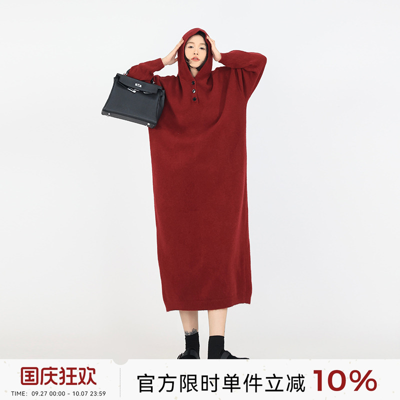 吴童童红色连帽长袖连衣裙