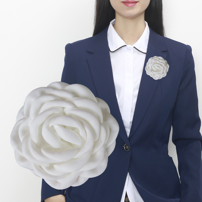 爆款白色布艺胸针女小香