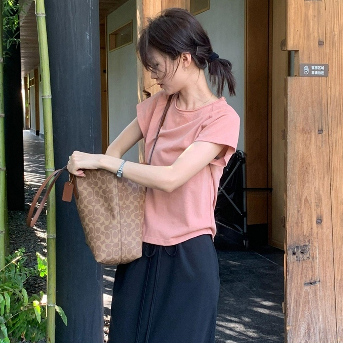 韩系chic别致独特漂亮粉色T恤女2026夏季新款超好看正肩短袖上衣