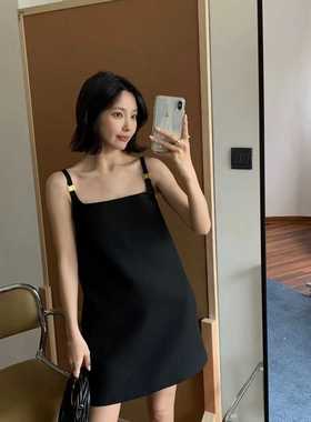 26ss欧洲站春秋韩版金扣背带式H型时髦小黑裙百搭连洋气衣裙女潮