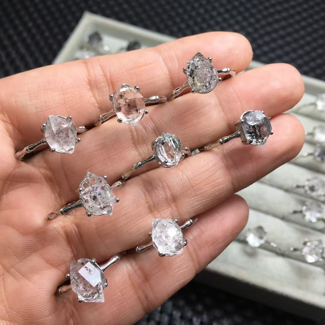 天然闪灵钻戒指，铜托镶嵌  时尚气质简约大方  天然闪灵原石款