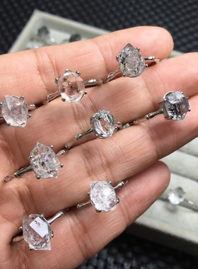 天然闪灵钻戒指，铜托镶嵌  时尚气质简约大方  天然闪灵原石款