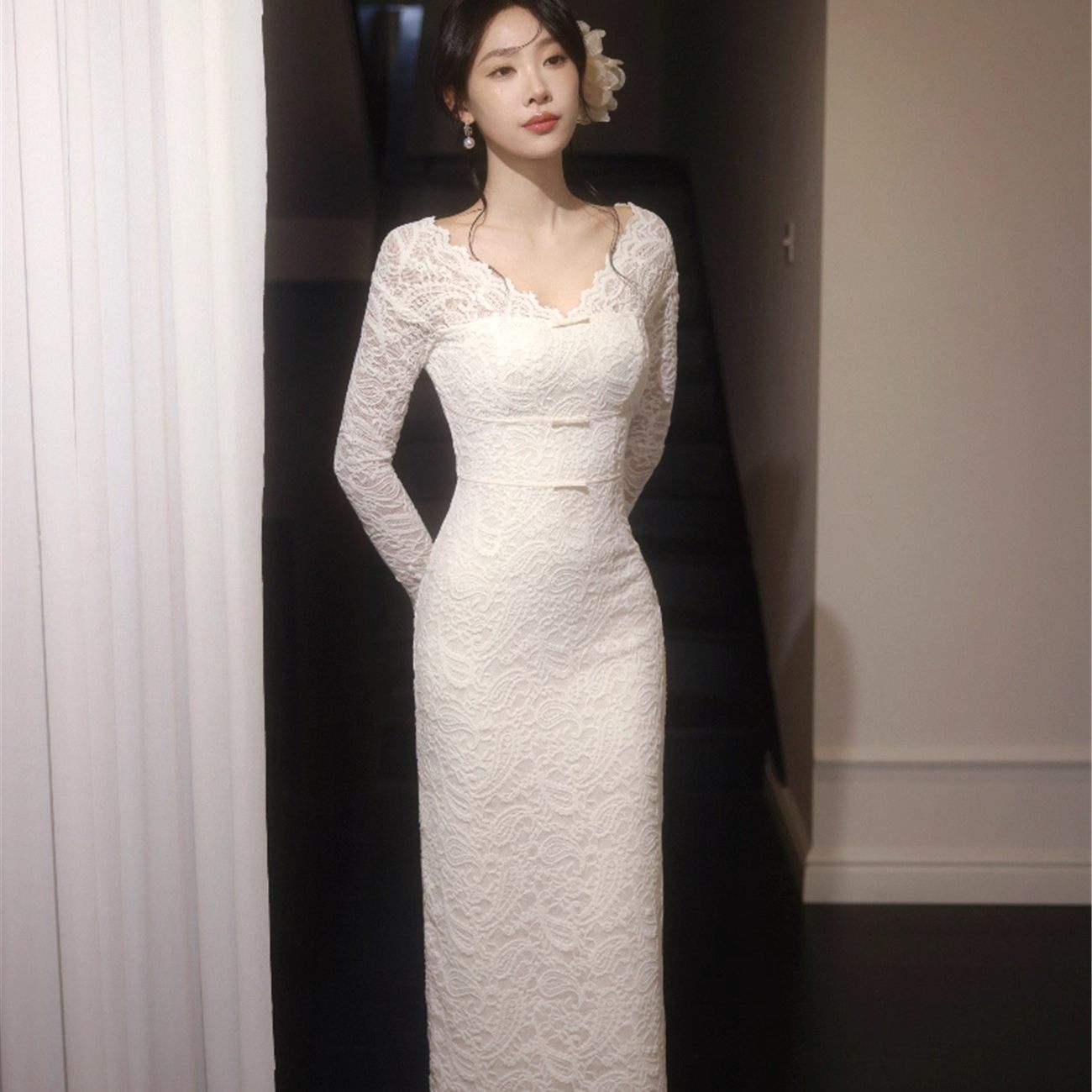 御姐风一字肩V领蕾丝收腰连衣裙