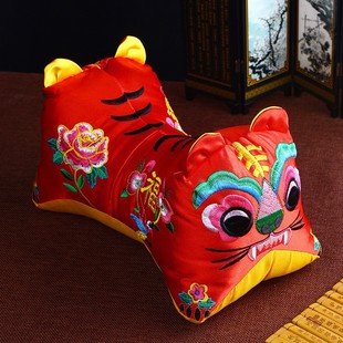 源头厂家山西刺绣双头布老虎玩具缎面玩偶抱枕宝宝拍照道具有