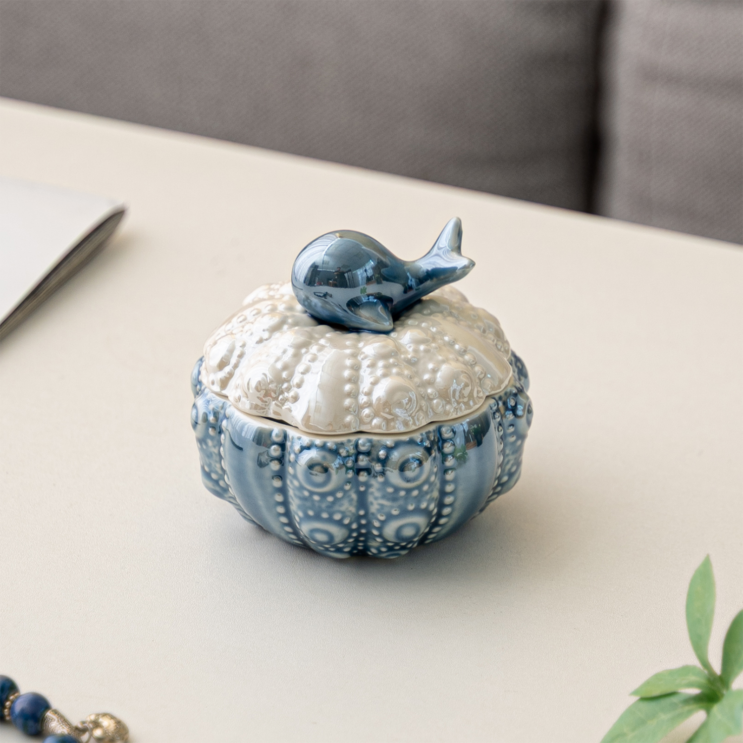 现简约陶瓷鲸鱼首饰盒