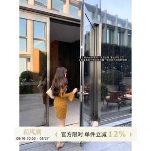 Yuyueer 黑色圆领喇叭袖蕾丝包臀连衣裙女春季复古花纹收腰短裙