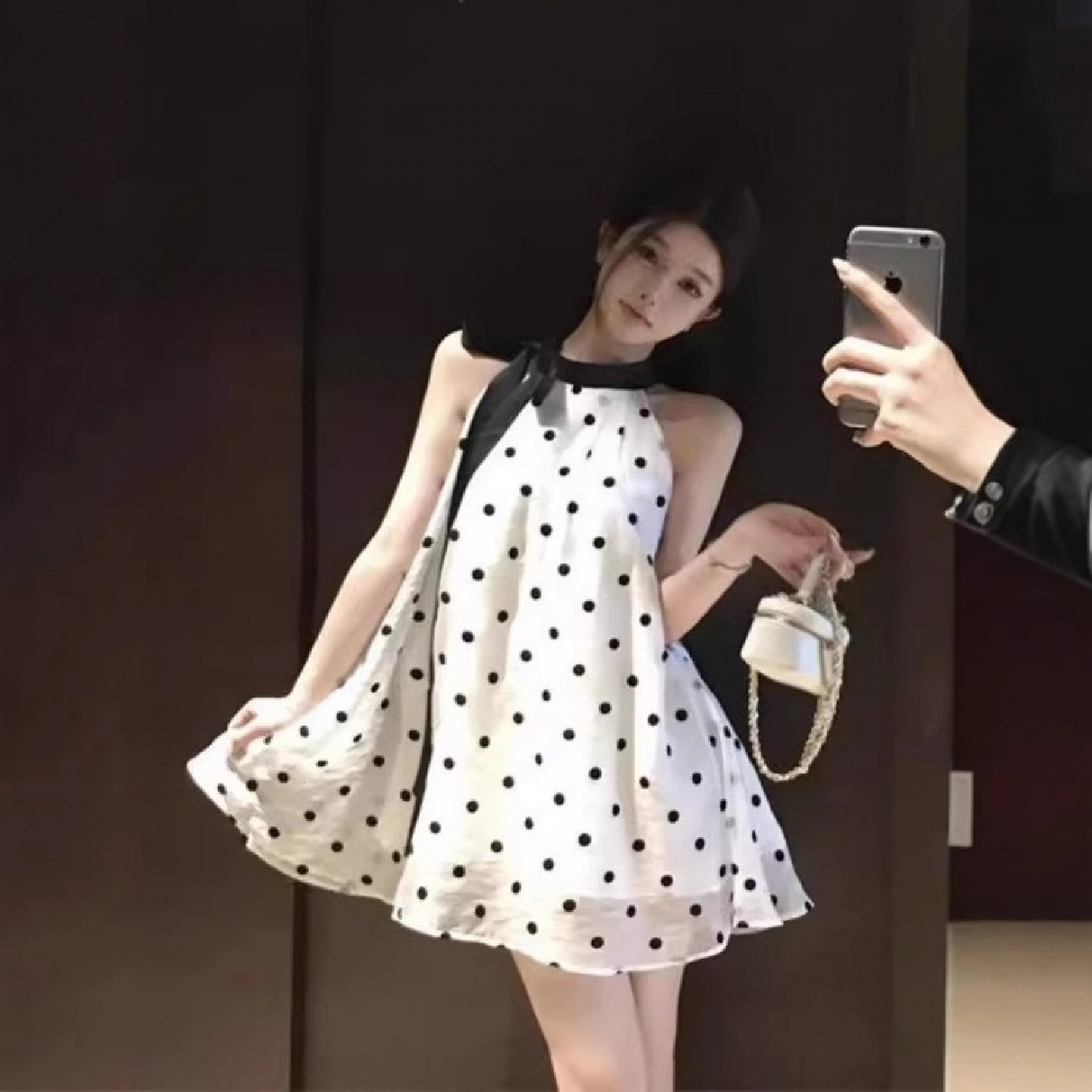 温柔风波点法式挂脖连衣裙